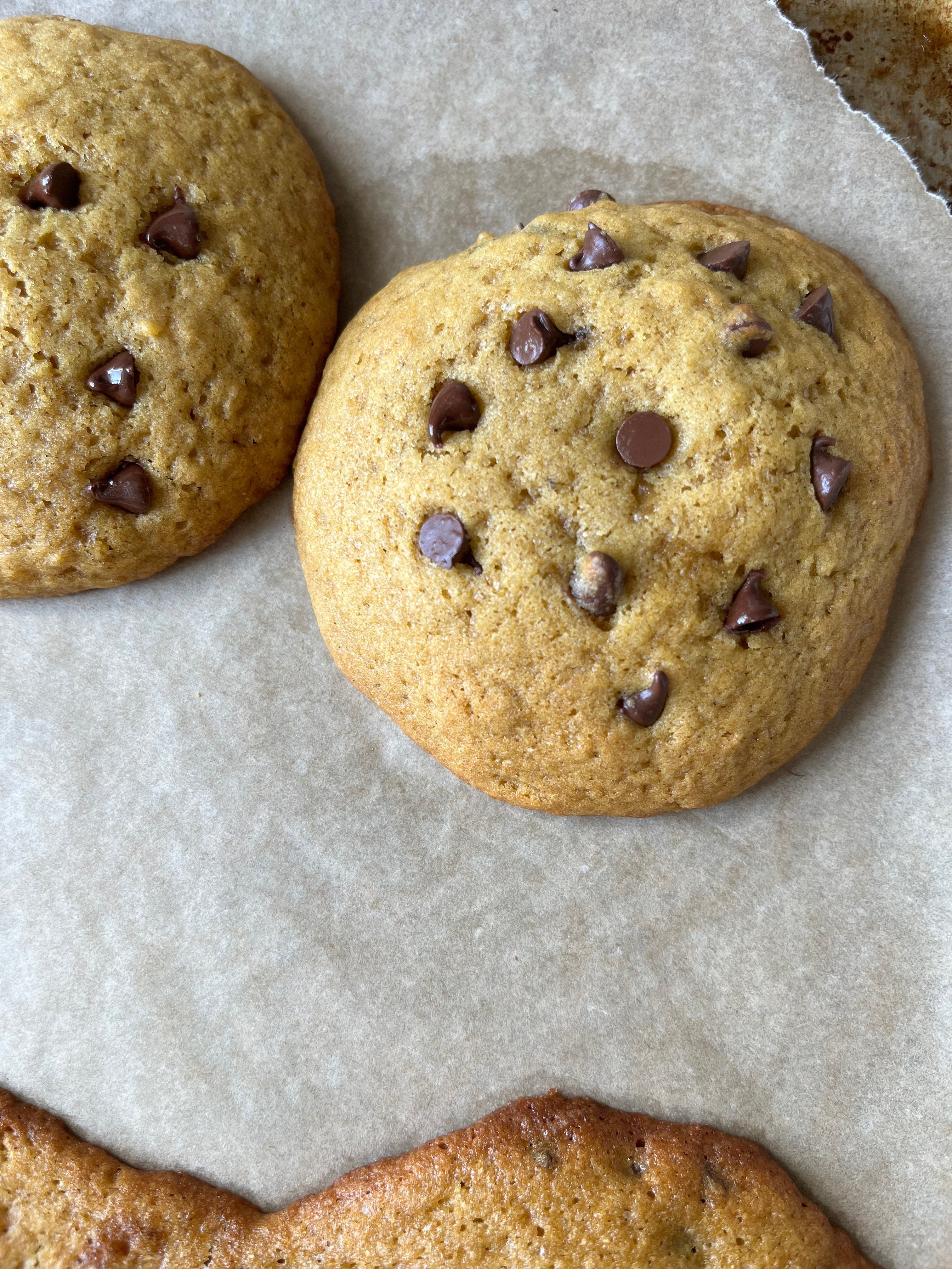 Soft Pumpkin Spice Chocolate Chip Cookies